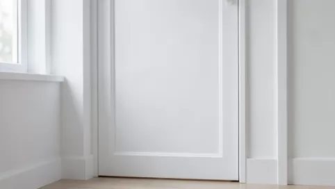 białe drzwi na białej ścianie