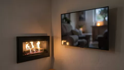 biokominek i telewizor na jednej ścianie