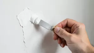 czym uzupełnić ubytki w ścianie