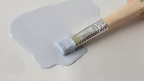 ile schnie farba akrylowa na ścianie